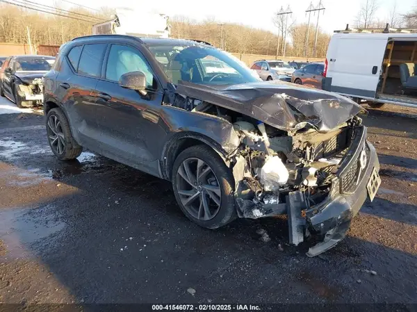YV4162UM3M2435422 2021 VOLVO XC40 - Image 1