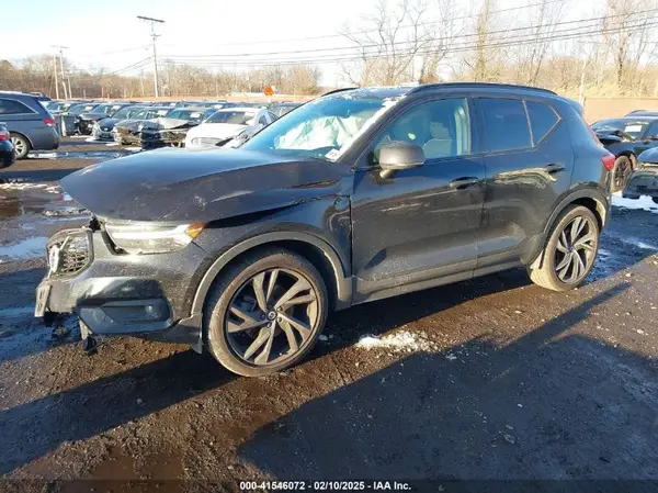 YV4162UM3M2435422 2021 VOLVO XC40 - Image 2