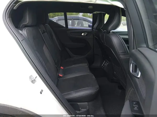 YV4162UM3M2467447 2021 VOLVO XC40 - Image 8