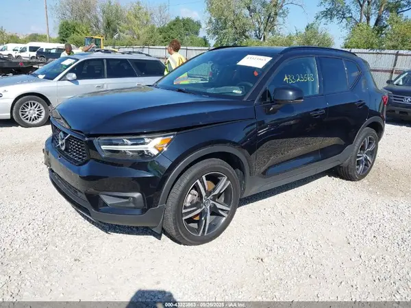 YV4162UM3M2576085 2021 VOLVO XC40 - Image 2