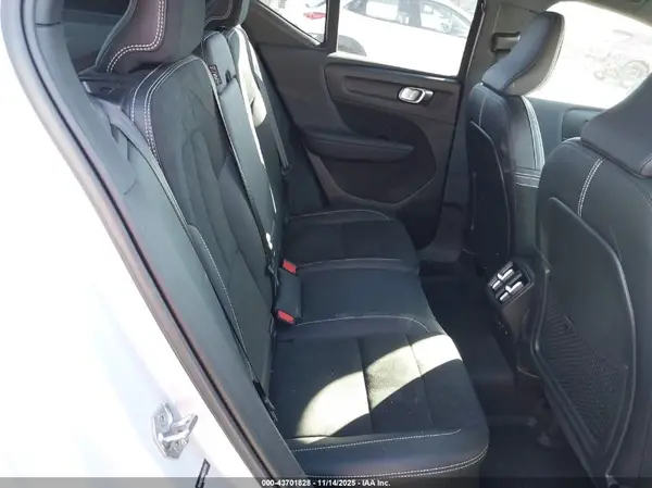 YV4162UM3M2579729 2021 VOLVO XC40 - Image 8