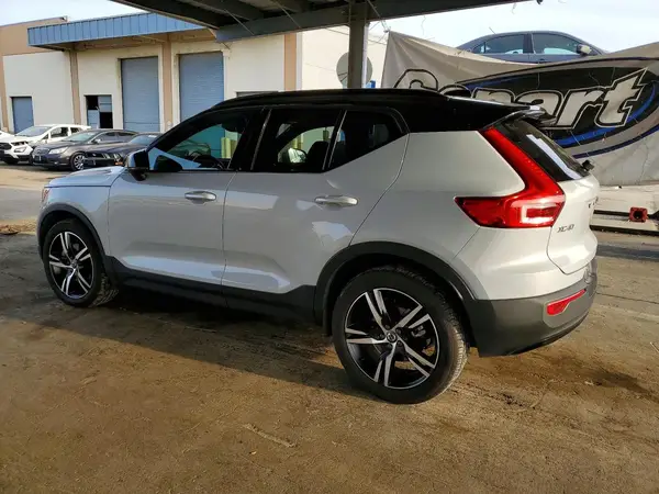 YV4162UM3M2589645 2021 VOLVO XC40 - Image 2