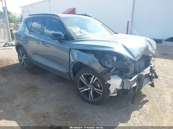 YV4162UM3M2600997 2021 VOLVO XC40 - Image 1