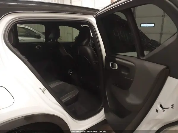 YV4162UM3M2617296 2021 VOLVO XC40 - Image 8