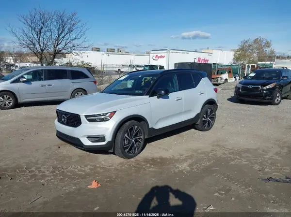 YV4162UM3M3579729 2021 VOLVO XC40 - Image 2