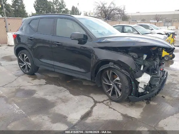 YV4162UM3N2644113 2022 VOLVO XC40 - Image 1