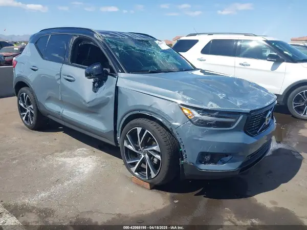 YV4162UM4L2203295 2020 VOLVO XC40 - Image 1