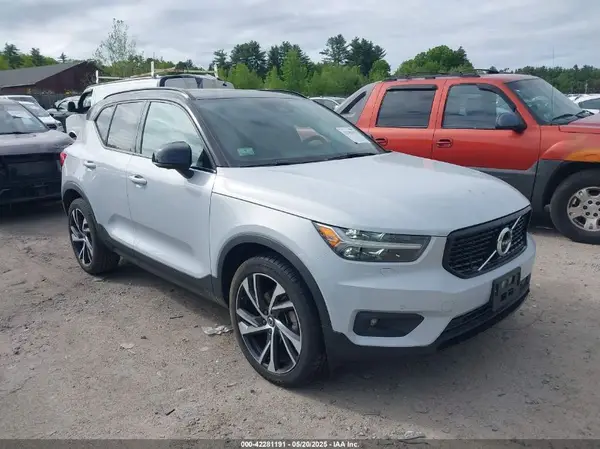 YV4162UM4M2397599 2021 VOLVO XC40 - Image 1