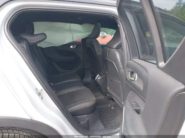 YV4162UM4M2397599 2021 VOLVO XC40 - Image 8