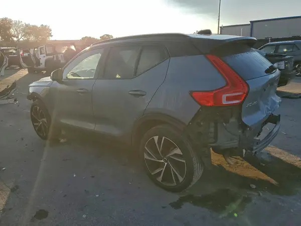 YV4162UM4N2647943 2022 VOLVO XC40 - Image 2