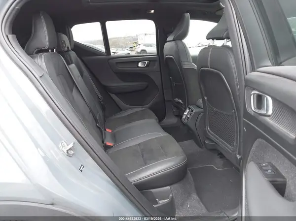 YV4162UM4N2648977 2022 VOLVO XC40 - Image 8