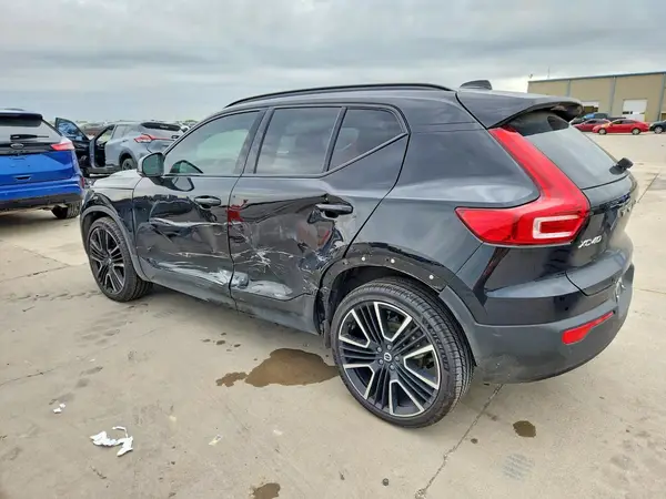 YV4162UM4N2649045 2022 VOLVO XC40 - Image 2