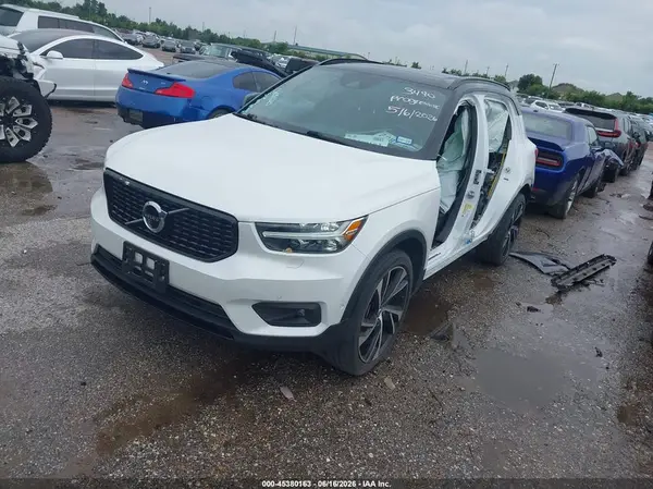 YV4162UM4N2725637 2022 VOLVO XC40 - Image 2