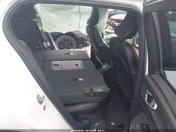 YV4162UM4N2725637 2022 VOLVO XC40 - Image 8