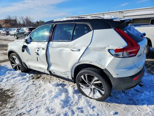 YV4162UM4N2779567 2022 VOLVO XC40 - Image 2