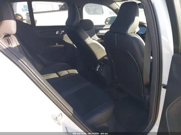 YV4162UM4N2784557 2022 VOLVO XC40 - Image 8