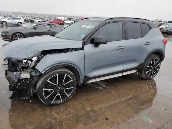 YV4162UM4N2786843 2022 VOLVO XC40 - Image 1