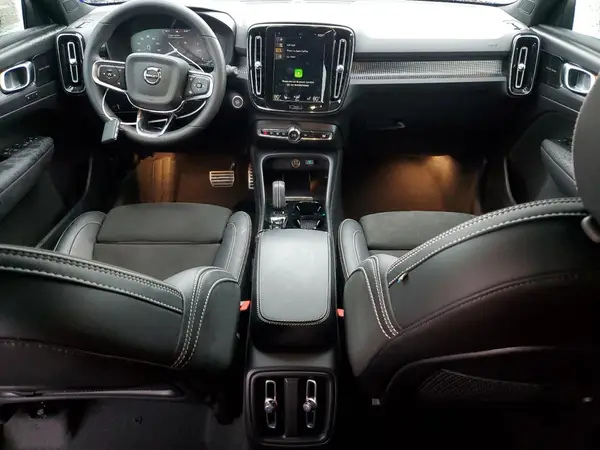 YV4162UM4N2786843 2022 VOLVO XC40 - Image 8