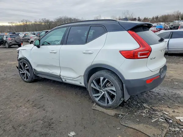 YV4162UM5M2403832 2021 VOLVO XC40 - Image 2