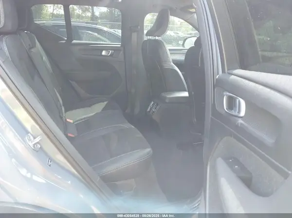 YV4162UM5M2470656 2021 VOLVO XC40 - Image 8