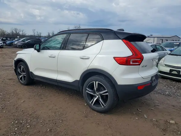 YV4162UM5M2522514 2021 VOLVO XC40 - Image 2