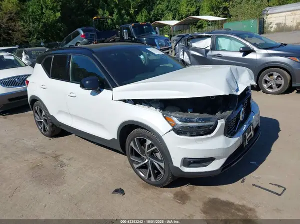 YV4162UM5N2648695 2022 VOLVO XC40 - Image 1