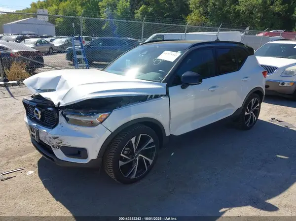 YV4162UM5N2648695 2022 VOLVO XC40 - Image 2