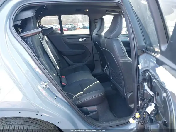 YV4162UM5N2780680 2022 VOLVO XC40 - Image 8