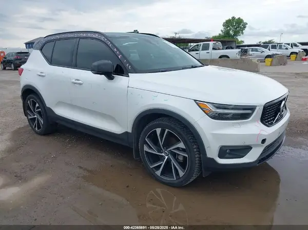 YV4162UM6K2085605 2019 VOLVO XC40 - Image 1