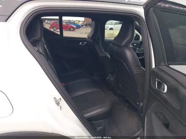 YV4162UM6K2085605 2019 VOLVO XC40 - Image 8