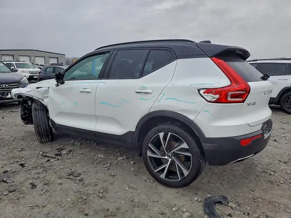 YV4162UM6L2204223 2020 VOLVO XC40 - Image 2