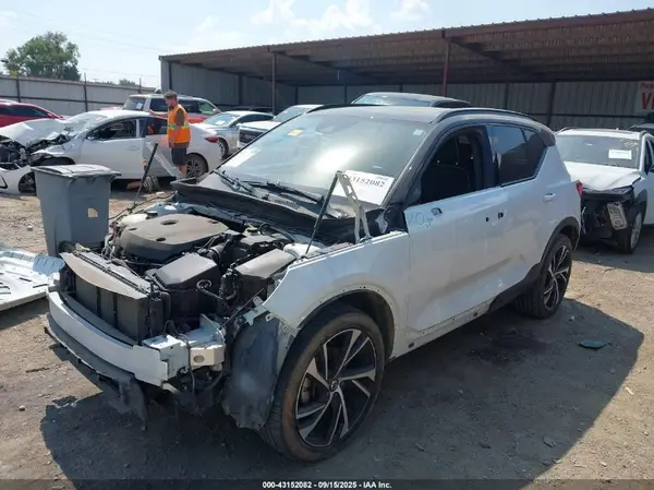 YV4162UM6L2279763 2020 VOLVO XC40 - Image 2