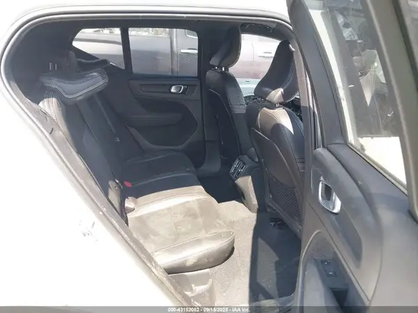 YV4162UM6L2279763 2020 VOLVO XC40 - Image 8