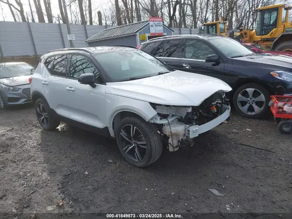 YV4162UM6M2402320 2021 VOLVO XC40 - Image 1