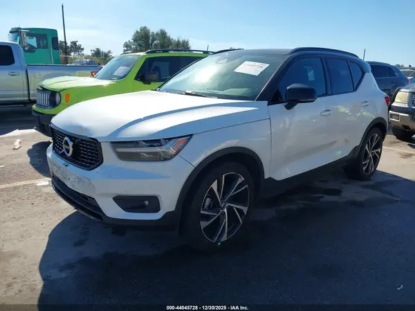 YV4162UM6M2402401 2021 VOLVO XC40 - Image 2
