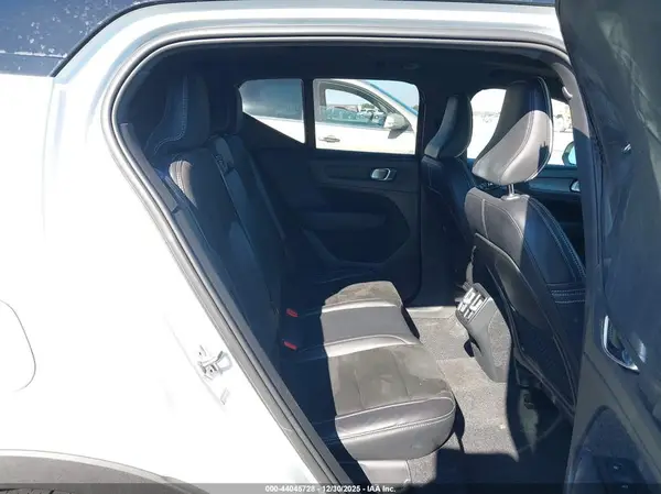 YV4162UM6M2402401 2021 VOLVO XC40 - Image 8