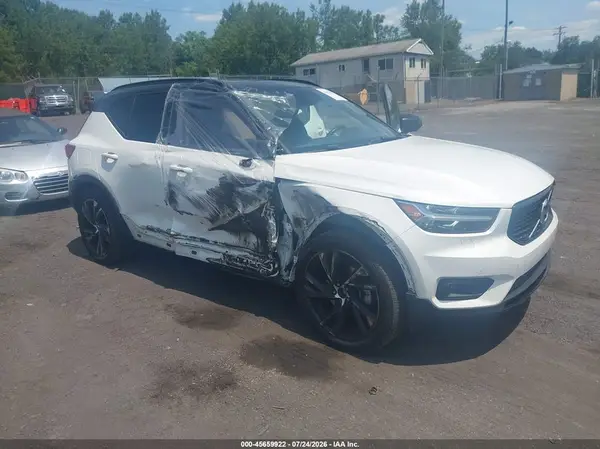 YV4162UM6M2409879 2021 VOLVO XC40 - Image 1