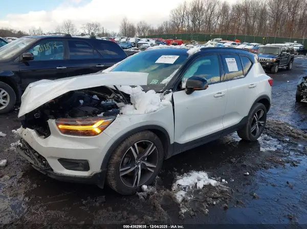 YV4162UM6M2488101 2021 VOLVO XC40 - Image 2