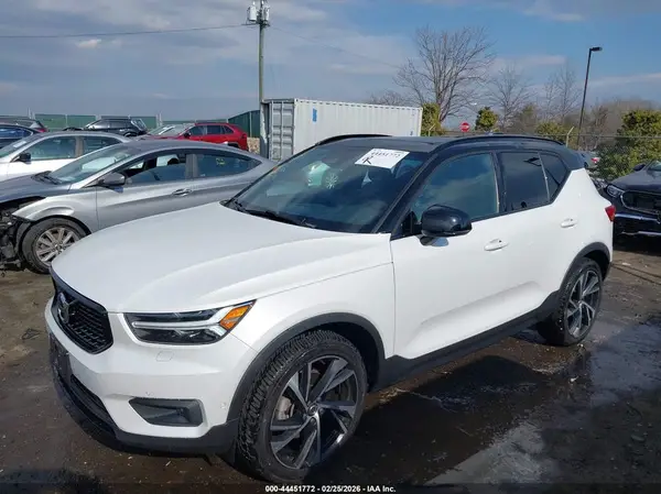 YV4162UM6M2539824 2021 VOLVO XC40 - Image 2