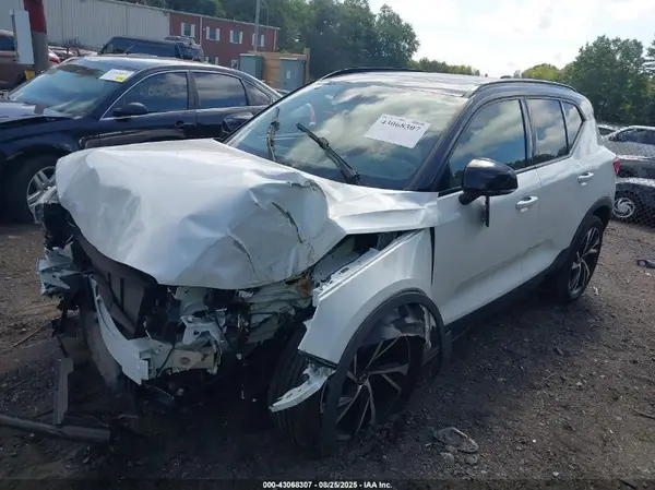YV4162UM6M2549236 2021 VOLVO XC40 - Image 2