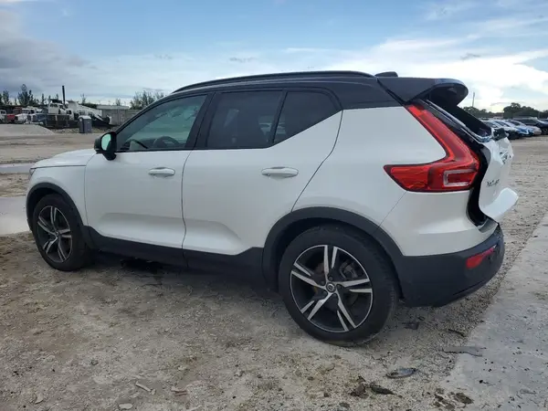 YV4162UM6N2731486 2022 VOLVO XC40 - Image 2