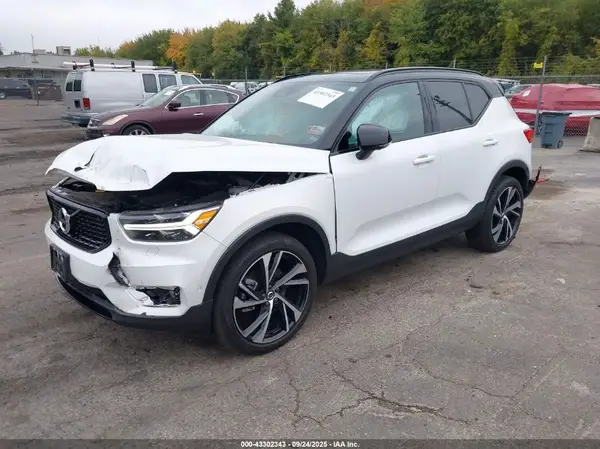 YV4162UM6N2731830 2022 VOLVO XC40 - Image 2