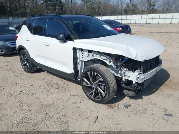 YV4162UM6N2752581 2022 VOLVO XC40 - Image 1