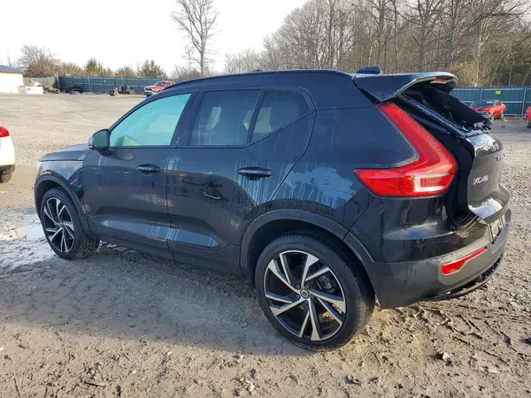 YV4162UM6N2777870 2022 VOLVO XC40 - Image 2