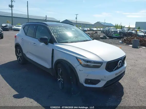 YV4162UM6N2788125 2022 VOLVO XC40 - Image 1