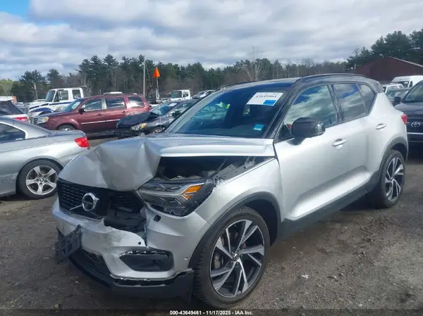 YV4162UM7K2072202 2019 VOLVO XC40 - Image 2