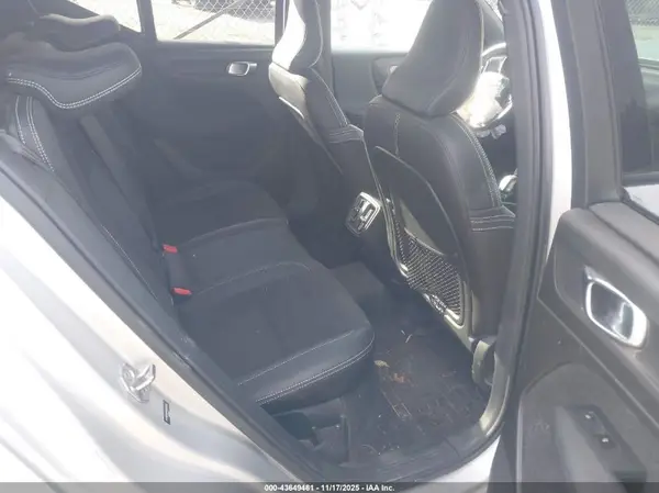 YV4162UM7K2072202 2019 VOLVO XC40 - Image 8