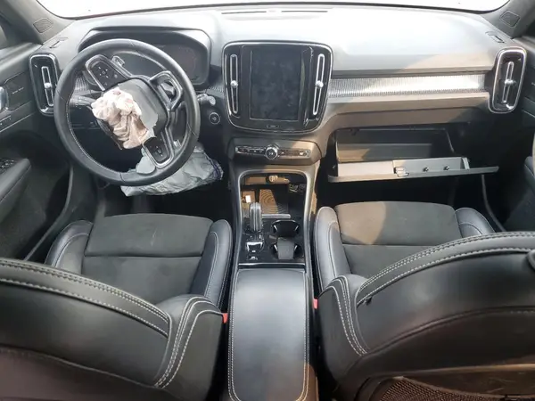 YV4162UM7K2074824 2019 VOLVO XC40 - Image 8