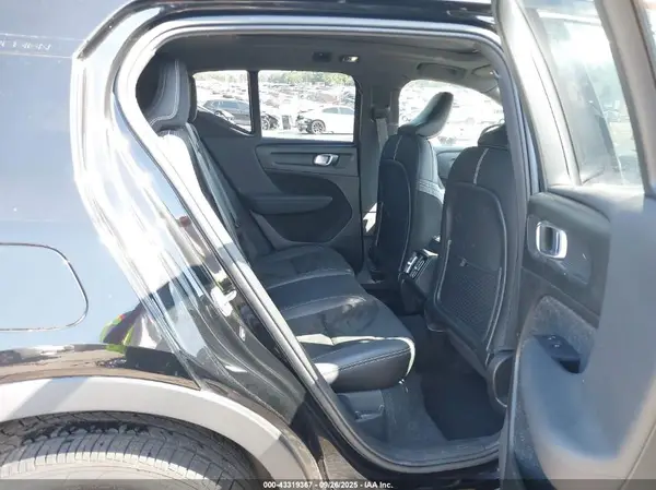 YV4162UM7K2103223 2019 VOLVO XC40 - Image 8