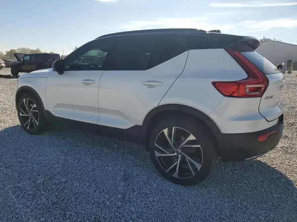 YV4162UM7L2183690 2020 VOLVO XC40 - Image 2